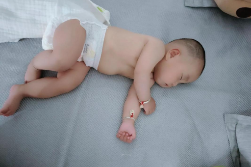 广州包生男孩的试管医院三个月宝宝抬头不稳