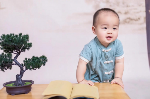 广州包生男孩的试管医院四个月宝宝最佳抱姿势